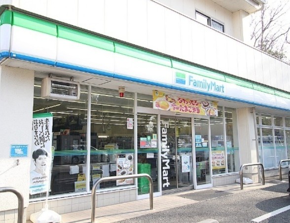 コンビニ　ファミリーマート（コンビニ）まで330m