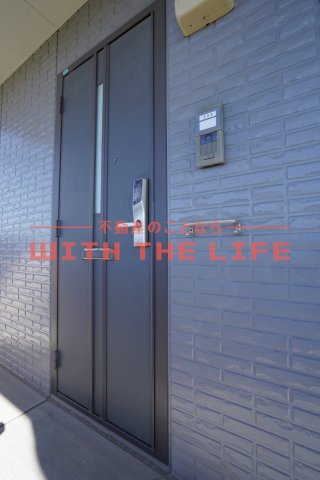 玄関　使い勝手のいい洋室です