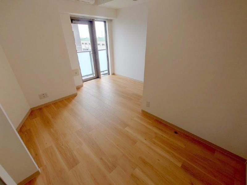 居室・リビング　白い内装。室内物干し。