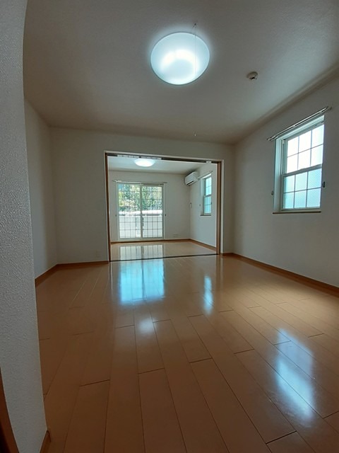 居室・リビング　エアコン完備の明るい室内です。