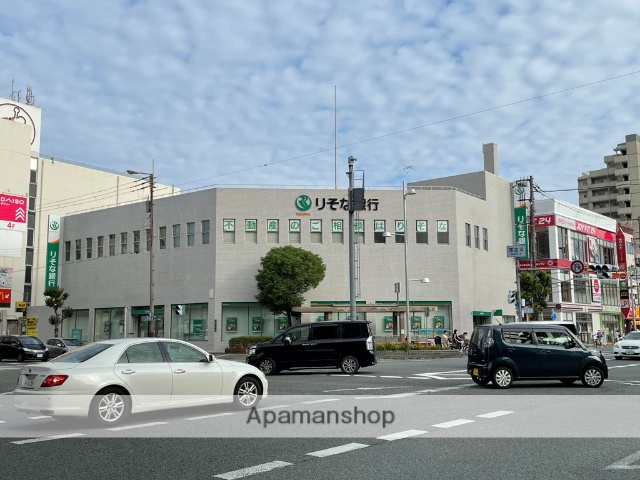 銀行　（株）りそな銀行／城東支店（銀行）まで383m