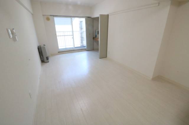 居室・リビング　白基調のリビングです♪