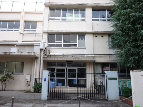 小学校　目黒区立五本木小学校（小学校）まで646m