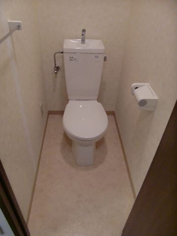トイレ　別タイプ8Ｆの室内写真（参考写真）になります。