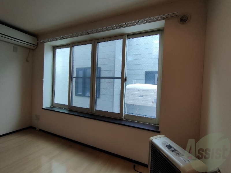 バルコニー　窓が沢山あると日がたっぷり入って気持ち良いですよね！