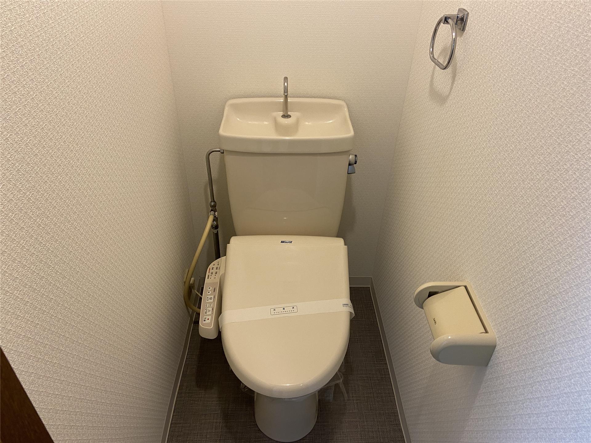 トイレ　温水洗浄便座付きのトイレです