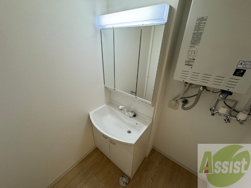 洗面設備　独立洗面台です。大きくてよいですね。シャンプーもできます！