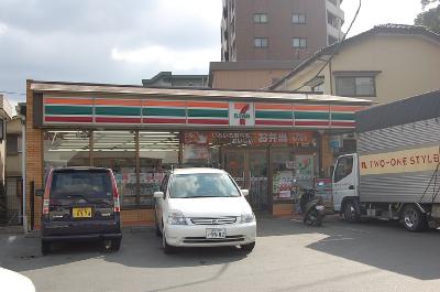 コンビニ　セブンイレブン（コンビニ）まで700m