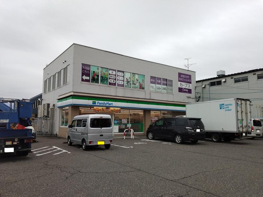 コンビニ　ファミリーマート新潟鐙西店（コンビニ）まで239m
