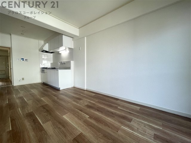 居室・リビング　落ち着いたカラーのフローリングです♪