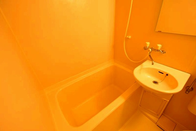 洗面設備　浴室内に洗面台がついています♪