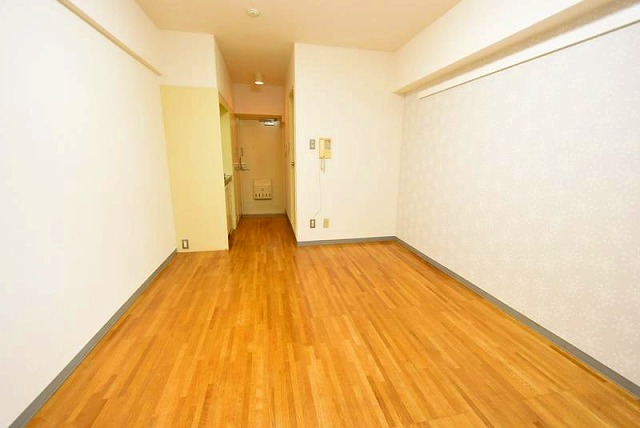 居室・リビング　エアコン付きで快適に過ごせます♪