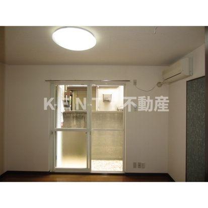 その他部屋・スペース　落ち着いた色調の寝室です