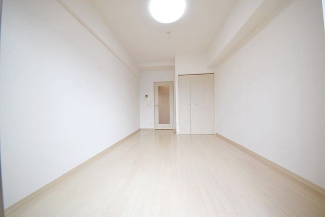 居室・リビング　白を基調とした明るい８帖洋室