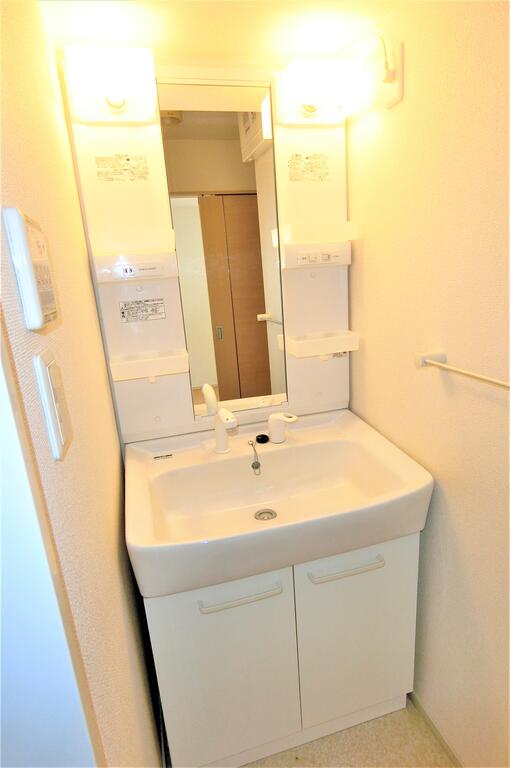 洗面設備　同型物件の写真、配色に違いあり