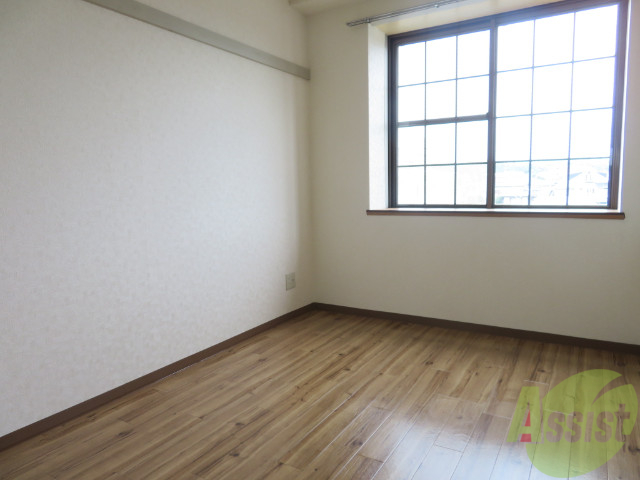 その他部屋・スペース　別の角度から洋室を撮影しました。日射しがあり明るい印象。