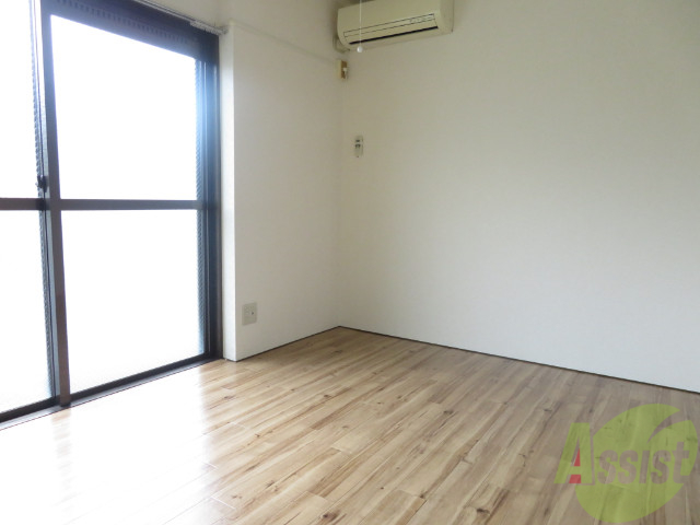 居室・リビング　６帖の洋室です。広々として、きれいですね。