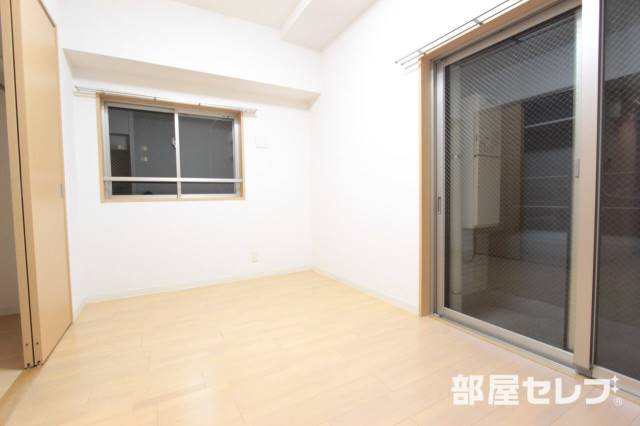 居室・リビング　８．４帖の洋間です