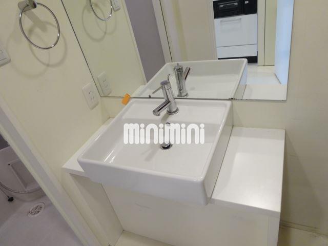 洗面設備　お洒落な独立洗面台です