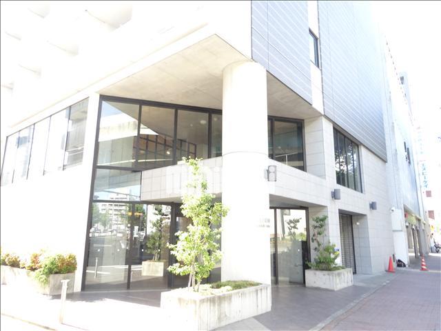 エントランス　お洒落な明るいエントランスです