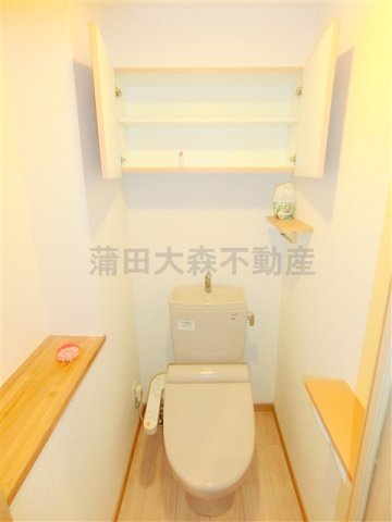 トイレ　棚収納と温水洗浄暖房便座付きのトイレ