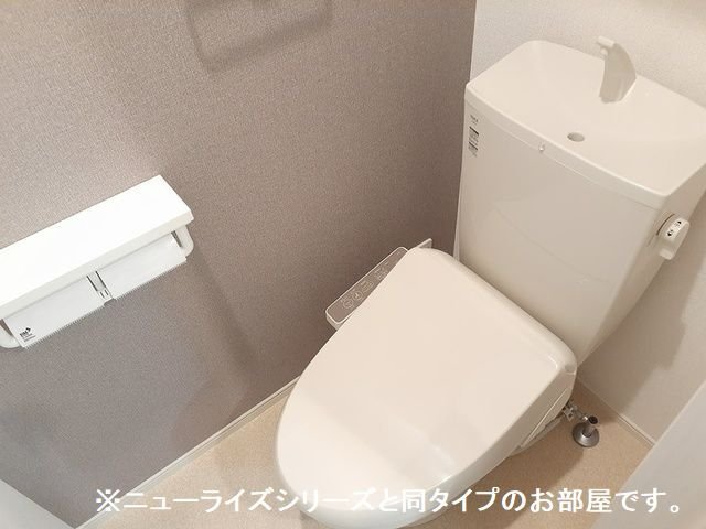 トイレ　落ち着いた色調のトイレです