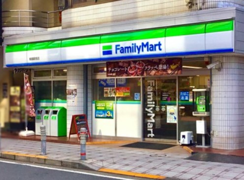 コンビニ　ファミリーマート 梅島駅前店（コンビニ）まで594m