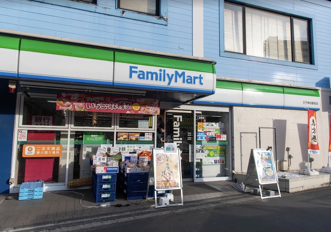 コンビニ　ファミリーマート王子神谷駅前店（コンビニ）まで145m