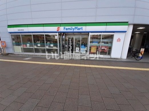 コンビニ　ファミリーマート近鉄桜井駅前店（コンビニ）まで359m