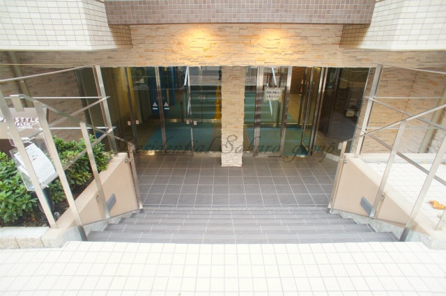 エントランス　重厚感のある建物デザイン♪