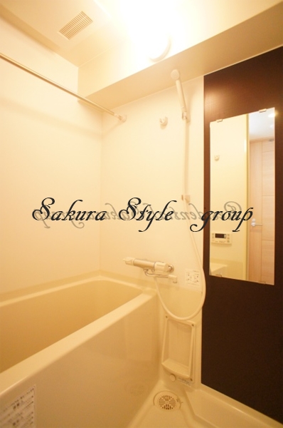 バス・シャワールーム　嬉しい追い焚き・浴室乾燥機付きです♪