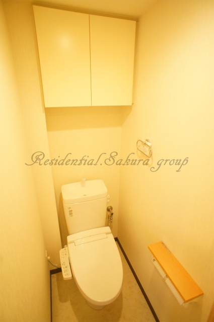 トイレ　便利な上部棚付き♪