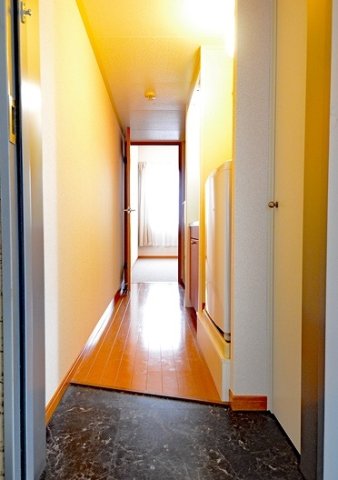 玄関　同タイプ部屋の写真となり設備等は現況と異なる場合があります。