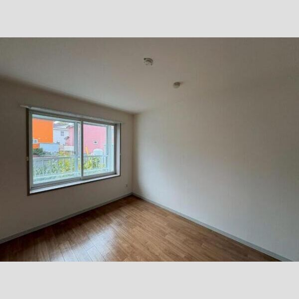 居室・リビング　明るい洋室