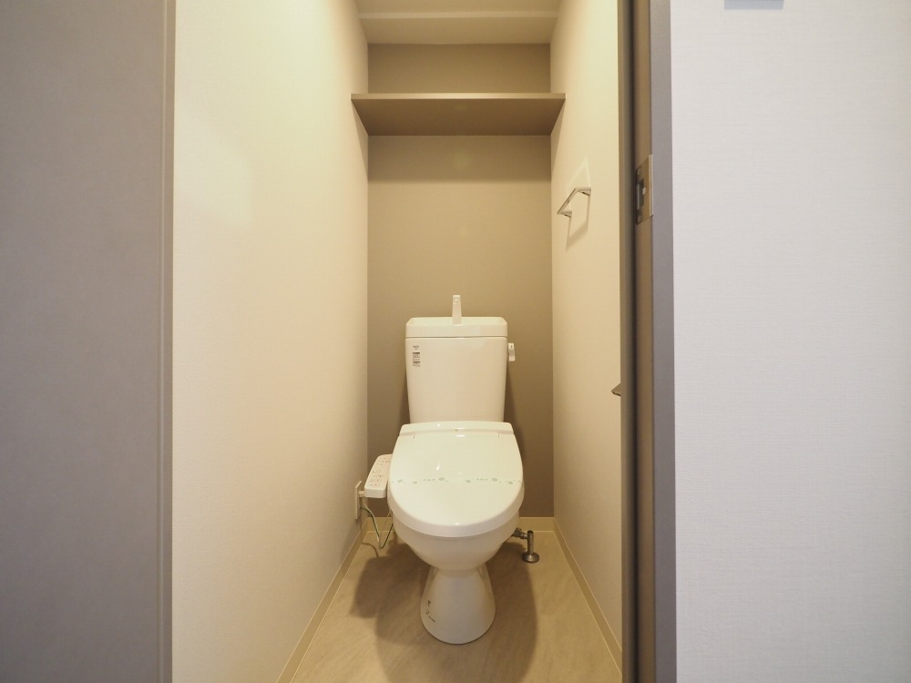 トイレ　落ち着いた色調のトイレです