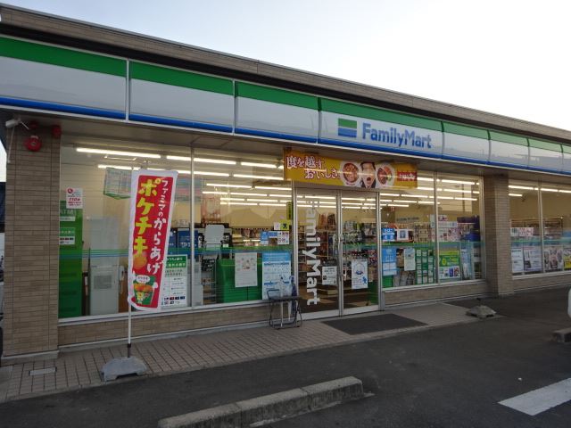 コンビニ　ファミリーマート（コンビニ）まで830m