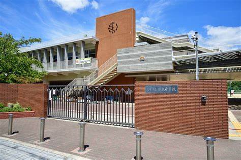 中学校　尼崎市立成良中学校（中学校）まで852m