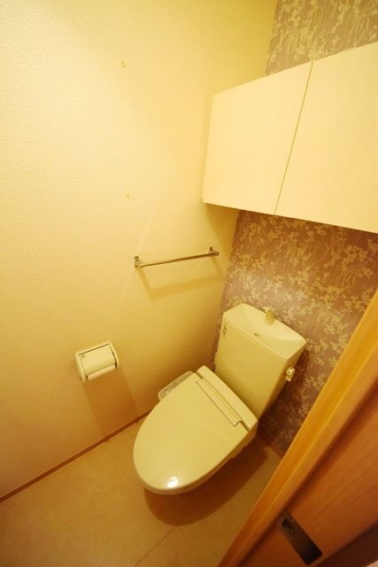 トイレ　★トイレ上部には収納もございます★