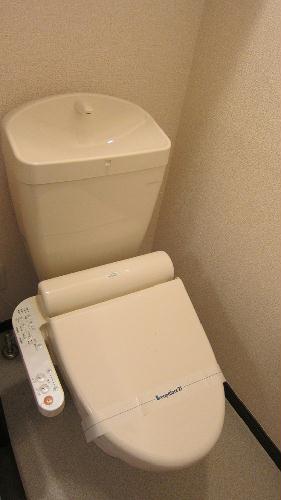 トイレ　温水洗浄機付き便座です♪