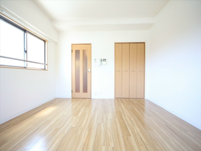 その他部屋・スペース　洋室9.3帖　2面採光　クローゼット付（収納充実してます）