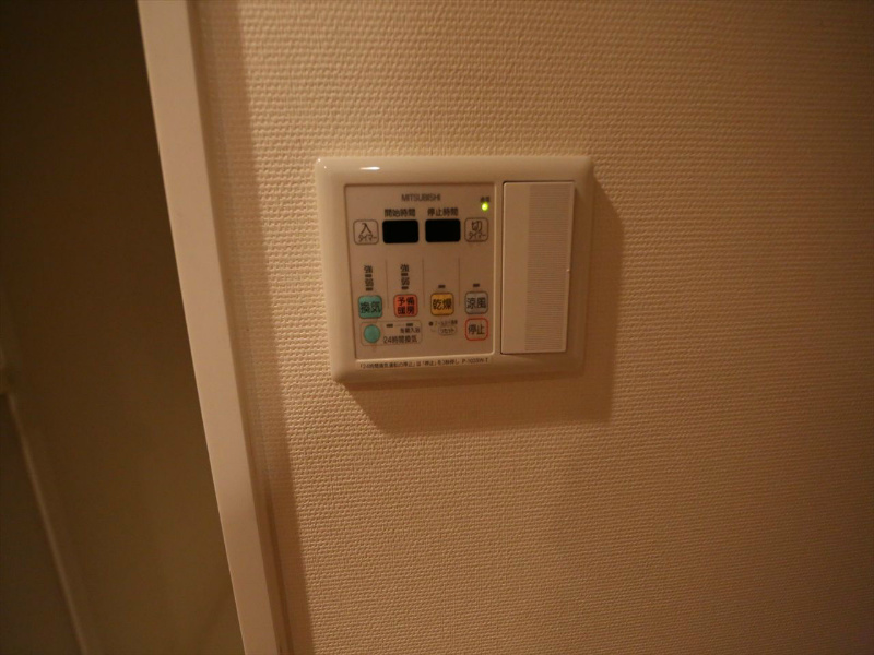 その他設備　浴室暖房乾燥機付き