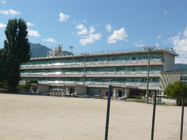 小学校　飯田市立鼎小学校（小学校）まで1834m