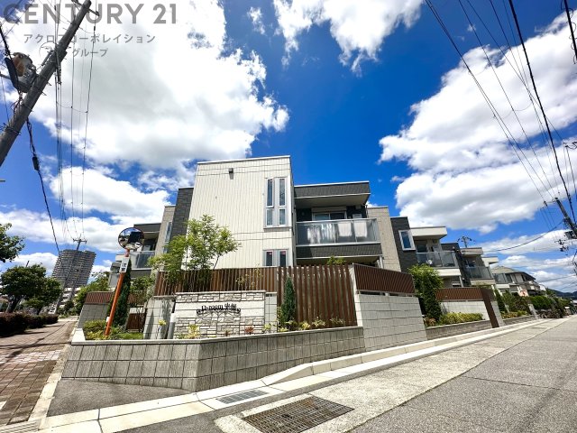 建物外観　敷地内に駐車場があります♪