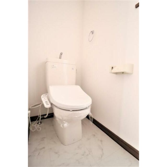 トイレ　温水洗浄便座付きの清潔なトイレです。
