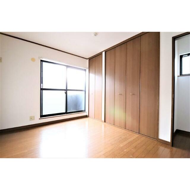 玄関　玄関を開けるとコンパクトながら主能力のある下駄箱