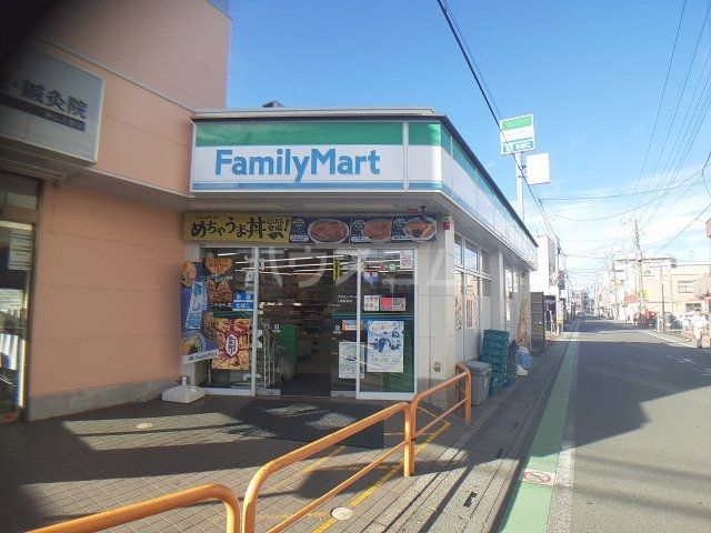 コンビニ　ファミリーマート 入曽駅前店（コンビニ）まで590m