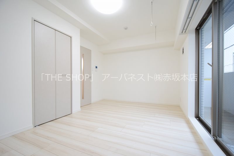 その他部屋・スペース　木目調のフローリング。幅広フローリングは空間を広く魅せる効果