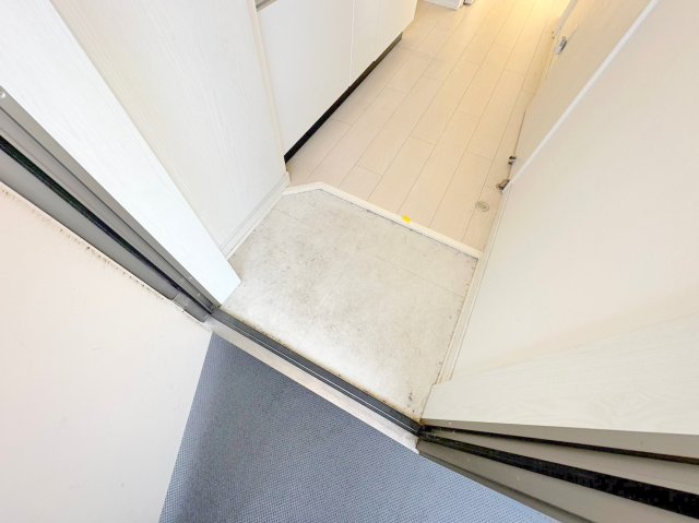 玄関　玄関に入るとお部屋まで一直線、明るい光が差し込みます。