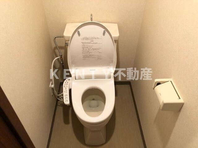 トイレ　落ち着いた色調のトイレです