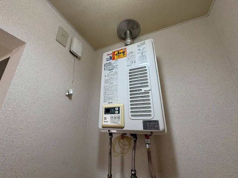 その他設備　こちらの給湯器でお湯をあたためてくれますよ